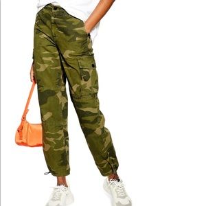 TOPSHOP - NEW - Camo Print Cargo Pants